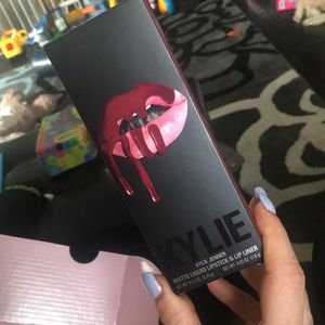 Matte liquid and liner set